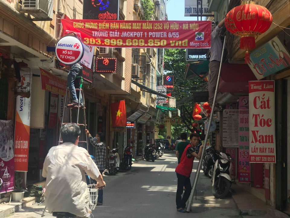Vé trúng giải Vietlott 300 tỷ đồng đã tan...trong máy giặt hoặc ở một...sọt rác? - 2
Tại điểm đã phát hành vé số trúng thưởng trên 300 tỷ đồng, người ta vẫn trang hoàng, chúc mừng nhưng nhiều ngày qua, vẫn không thấy bóng dáng, tín hiệu người trúng giải