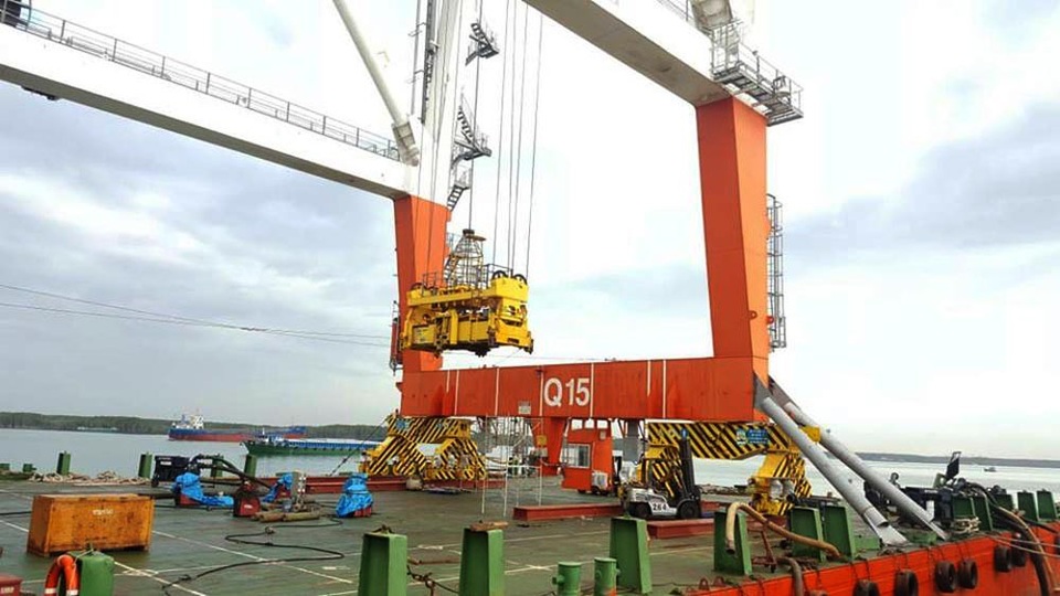 Cần cẩu khi đưa xuống sà lan biển được chằng buộc cố định an toàn. Ngoài ra, còn phải hàn cố định từ chân cần cẩu xuống sà lan để cố định khi đi trên biển.