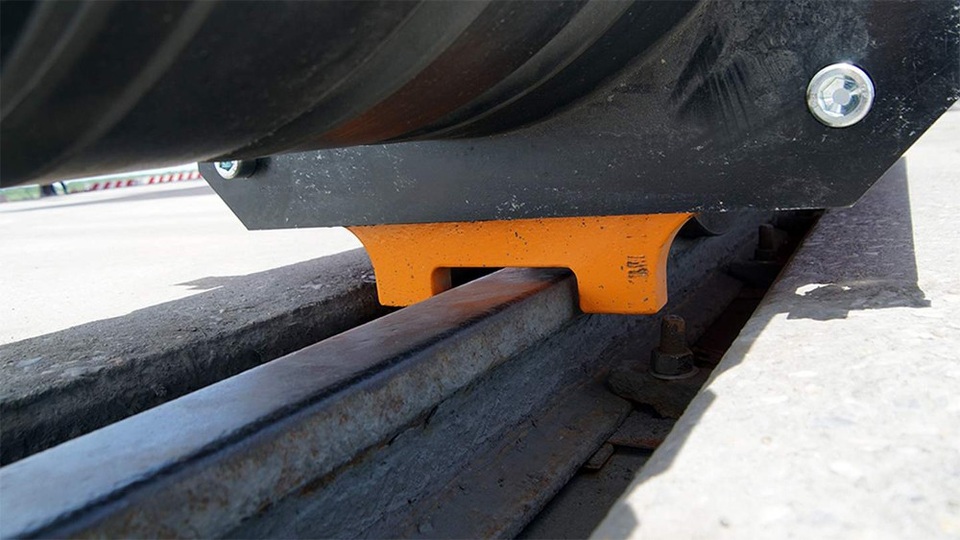 Cẩn cẩu đã được hạ xuống đúng vị trí lắp đặt tại Cảng nước sâu Lạch Huyện.