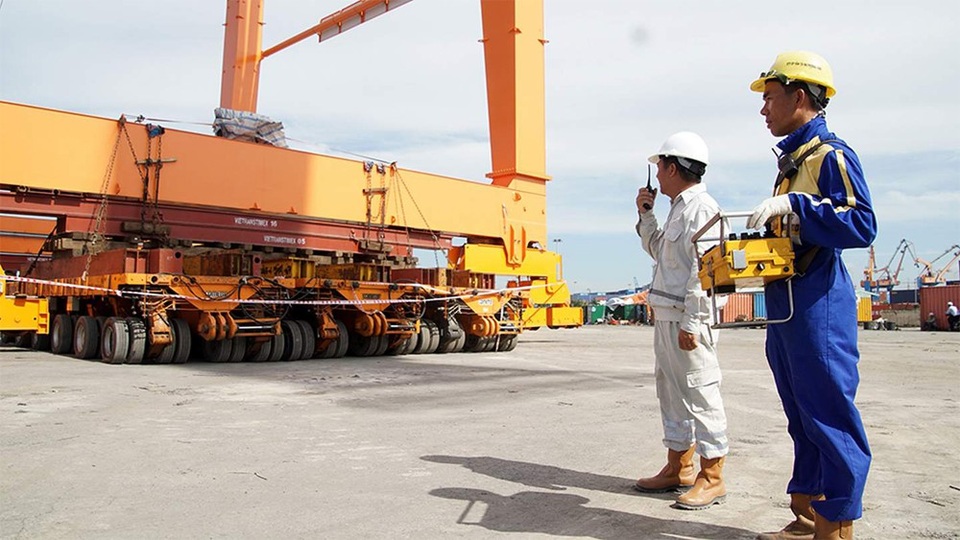 Đoàn rơ-moóc di chuyển bằng thiết bị điều khiển từ xa.