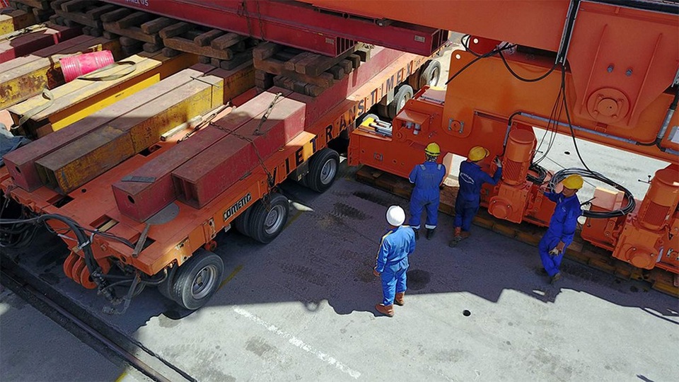 Hành trình “cõng” cần cẩu hơn 1.000 tấn vượt hàng nghìn kilomet đường biển - 3