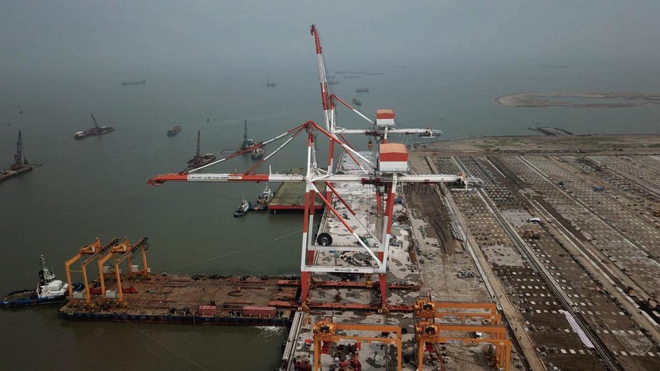 Công đoạn vận chuyển cần cẩu từ cầu cảng xuống sà lan biển và từ sà lan biển lên cầu cảng là phức tạp nhất.