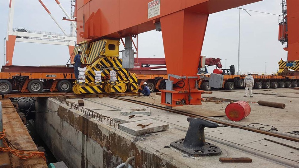 Di chuyển cần cẩu tại Cảng nước sâu Lạch Huyện.