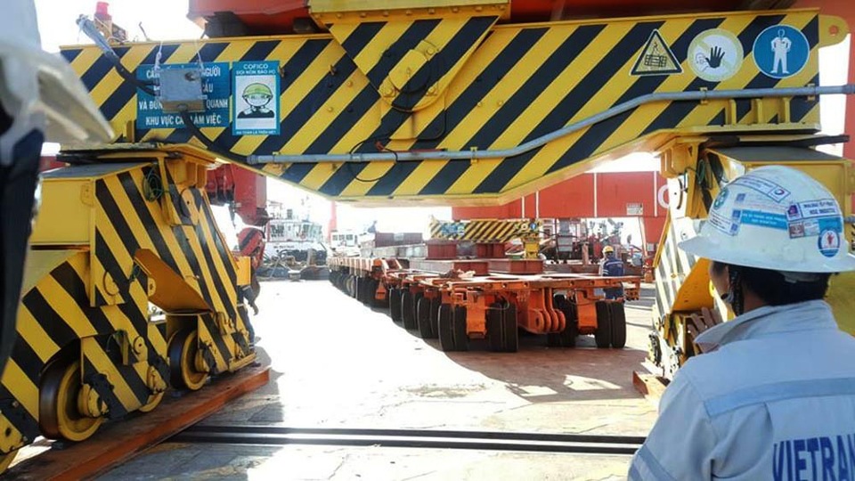 Di chuyển đoàn rơ-moóc vào để nâng cần cẩu lên.