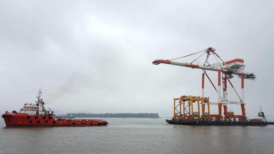 Cần cẩu khủng trên sà lan biển được kéo bởi tàu có công suất lớn.