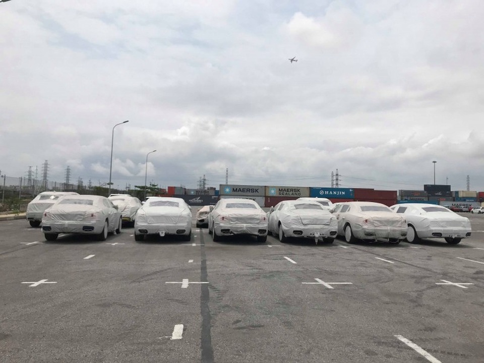 Lô siêu xe trăm tỉ phơi nắng tại cảng Hải Phòng - 1
12 chiếc siêu xe được nhập về từ cuối năm 2017 nhưng hiện vẫn chưa được thông quan tại cảng Hải Phòng - Ảnh H.V