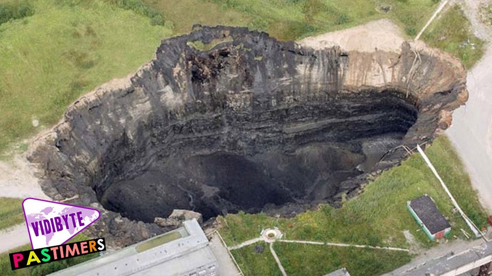 Một hố sụt khổng lồ nhìn từ trên cao