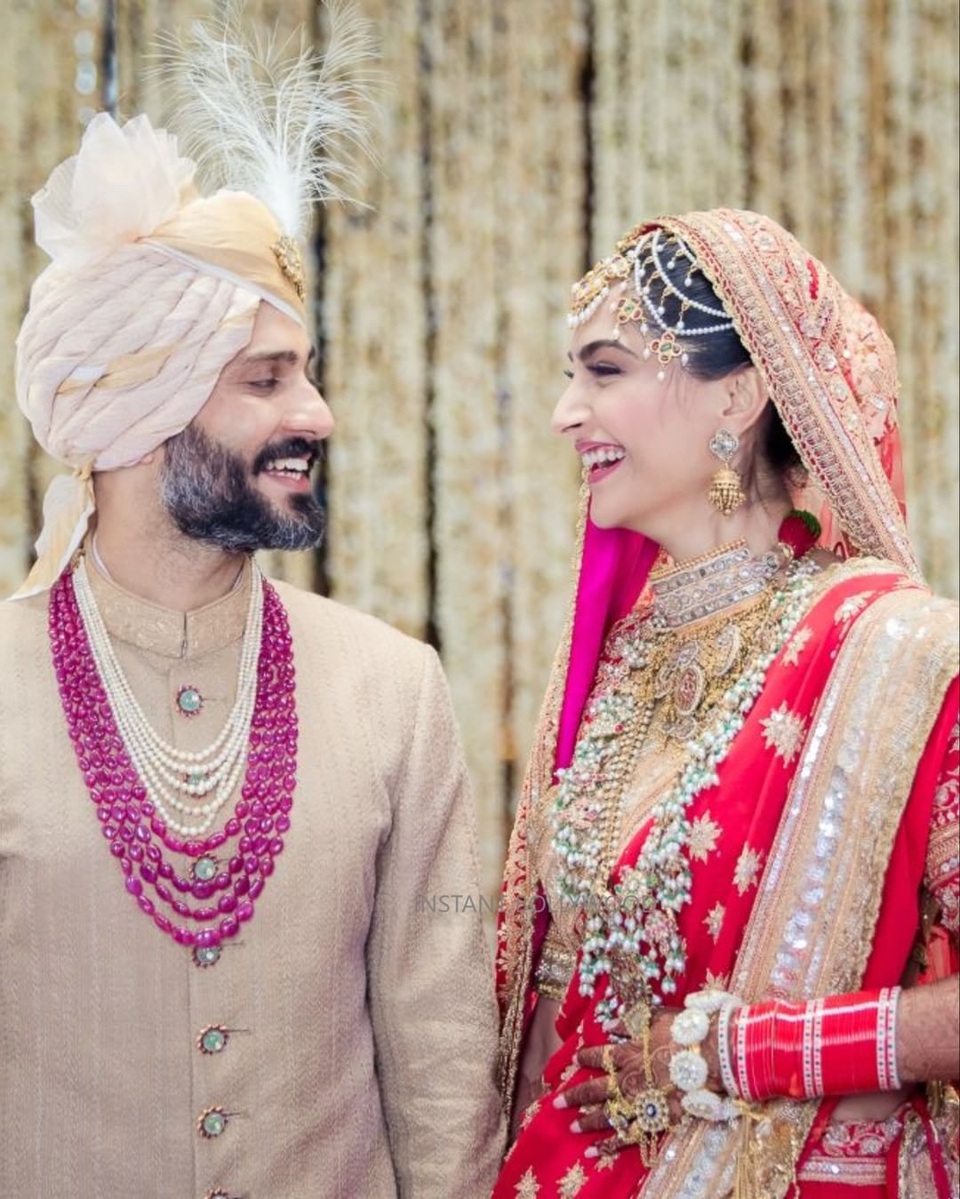 Cô dâu Sonam Kapoor đẹp như mộng trong hôn lễ xa hoa - 2
Nữ diễn viên 33 tuổi bên người chồng kém cô 1 tuổi