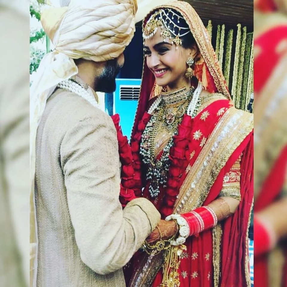 Cô dâu Sonam Kapoor đẹp như mộng trong hôn lễ xa hoa - 3
Khoảnh khắc hạnh phúc của minh tinh Ấn Độ và chồng đại gia