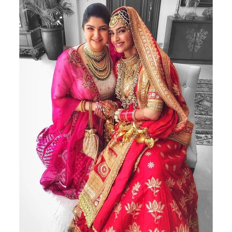 Cô dâu Sonam Kapoor đẹp như mộng trong hôn lễ xa hoa - 4
Sonam Kapoor và chị gái