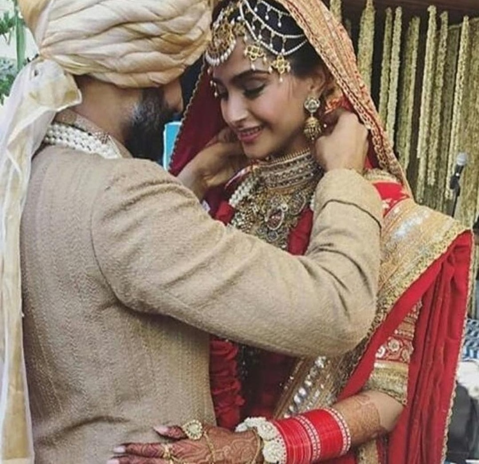 Cô dâu Sonam Kapoor đẹp như mộng trong hôn lễ xa hoa - 7
Chú rể đeo nữ trang cho cô dâu