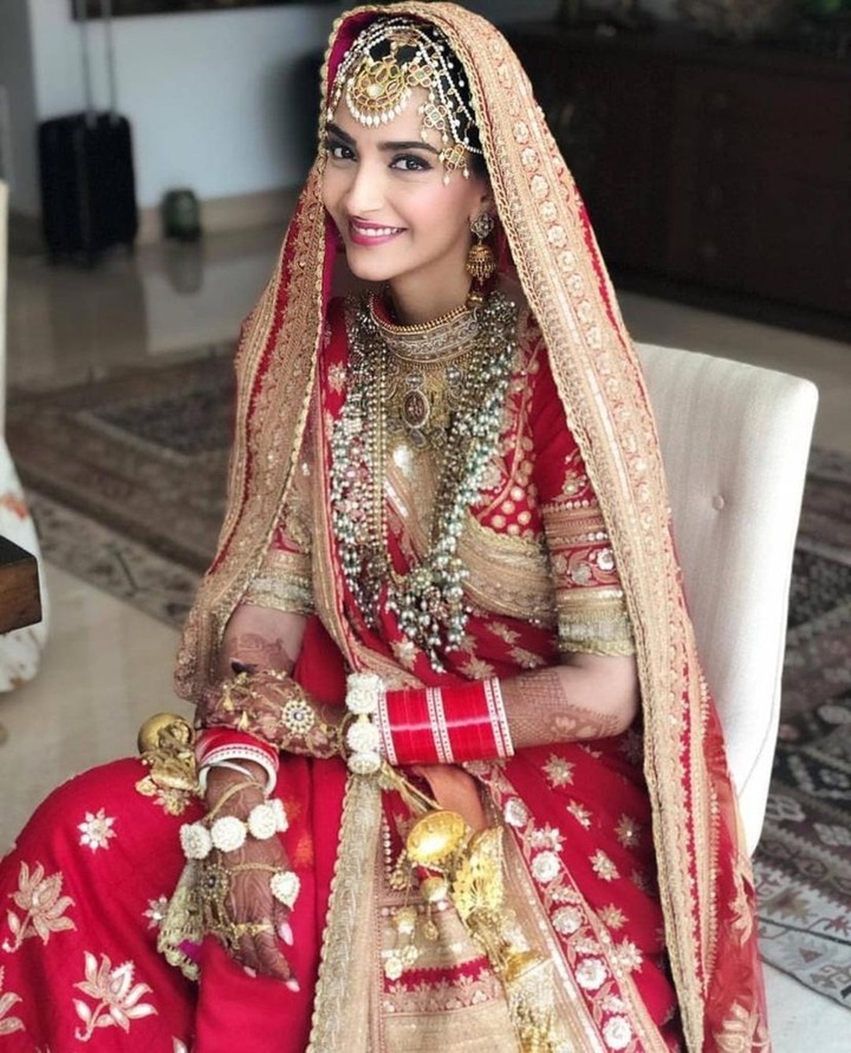 Cô dâu Sonam Kapoor đẹp như mộng trong hôn lễ xa hoa - 1
Sonam Kapoor đã chính thức lên xe hoa về nhà chồng tối hôm nay 8/5