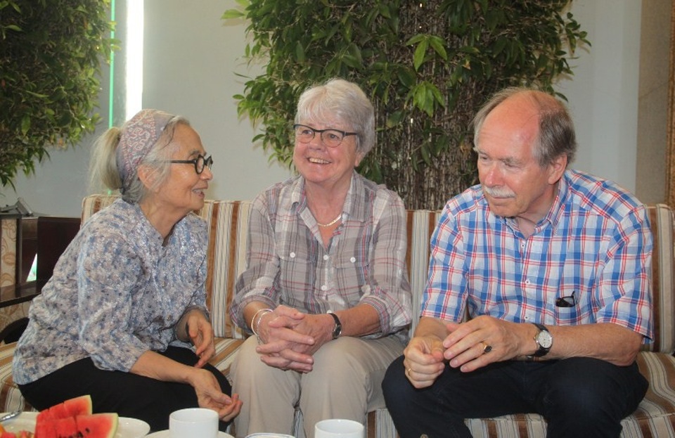 Hai nhà Nobel đến Bình Định dự hội thảo “Khoa học để phát triển” - 2 GS Lê Kim Ngọc, phu nhân GS Trần Thanh Vân tiếp vợ chồng GS Gerard ‘t Hooft - giải Nobel Vật lý năm 1999.