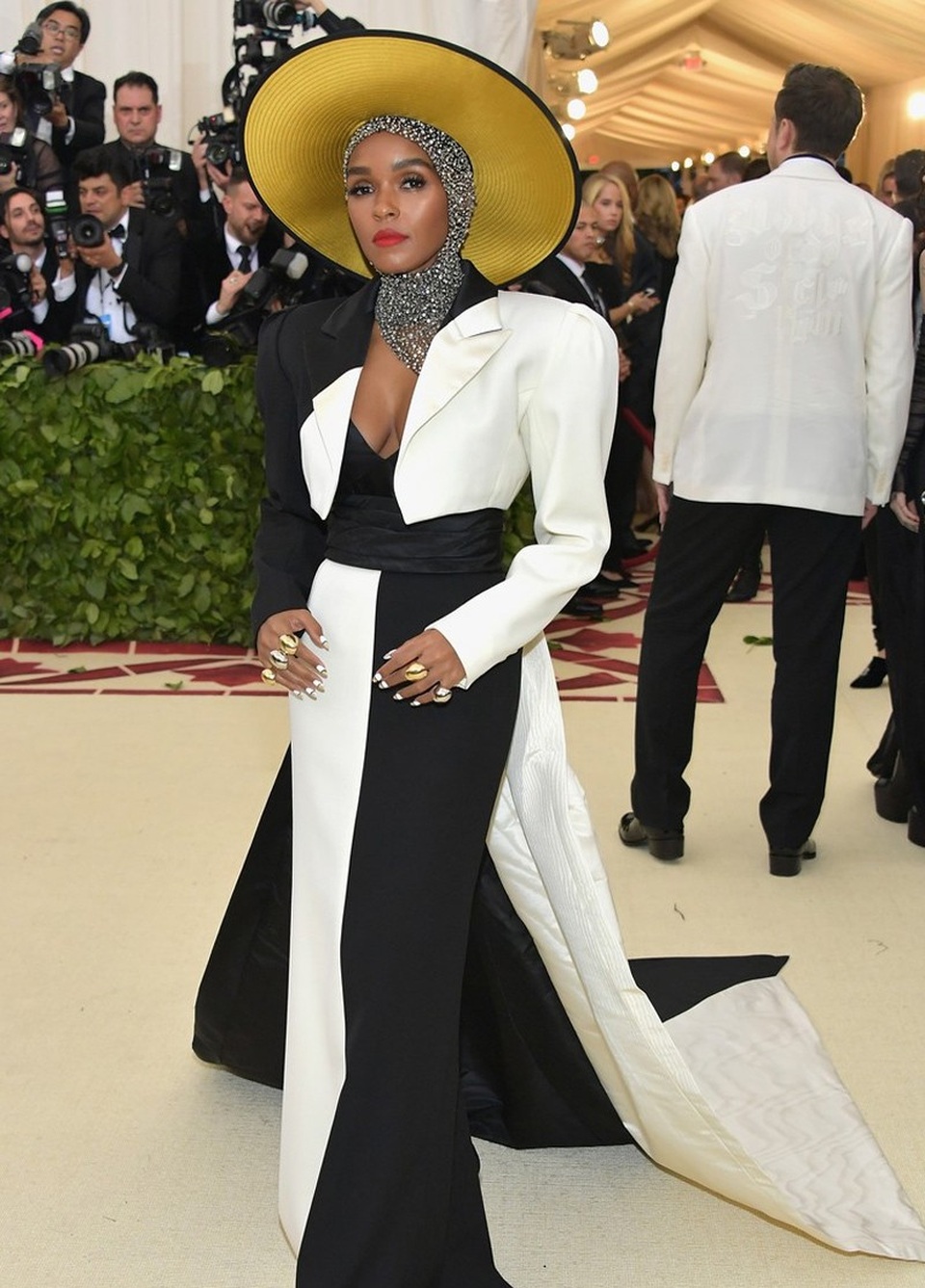 Những bộ cánh thảm họa tại MET gala 2018 - 17
Janelle Monae trong bộ váy Marc Jacobs