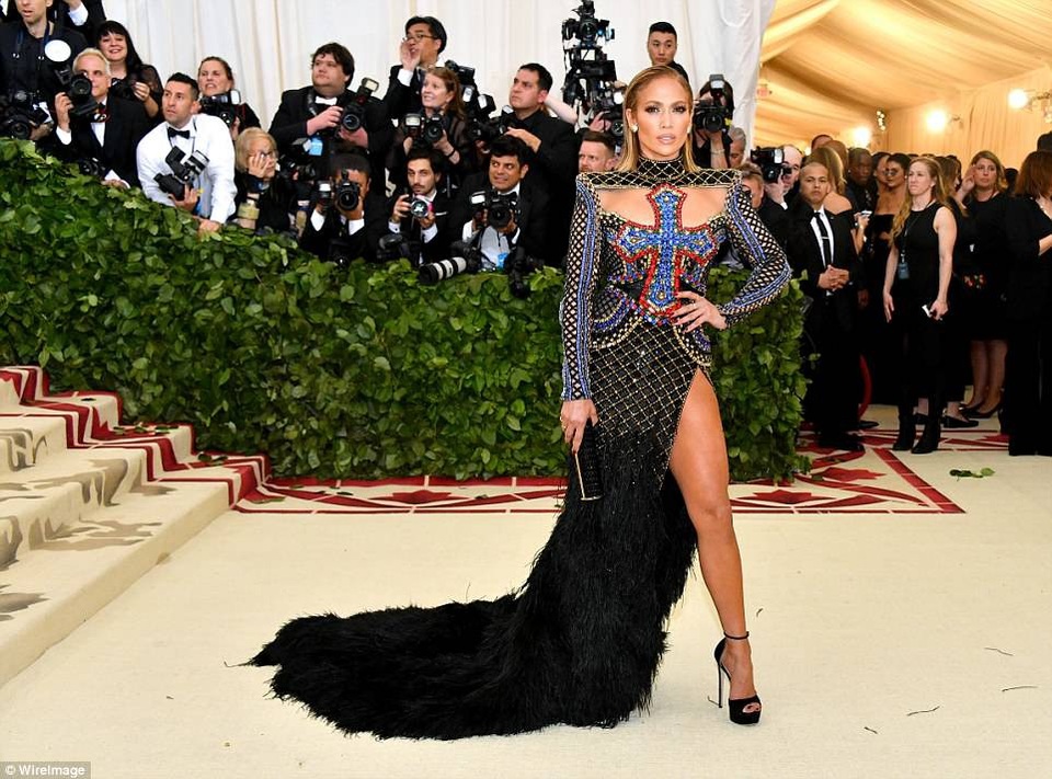 Dàn sao lộng lẫy váy áo dự gala thời trang MET - 8
Jennifer Lopez diện váy của Balmain
