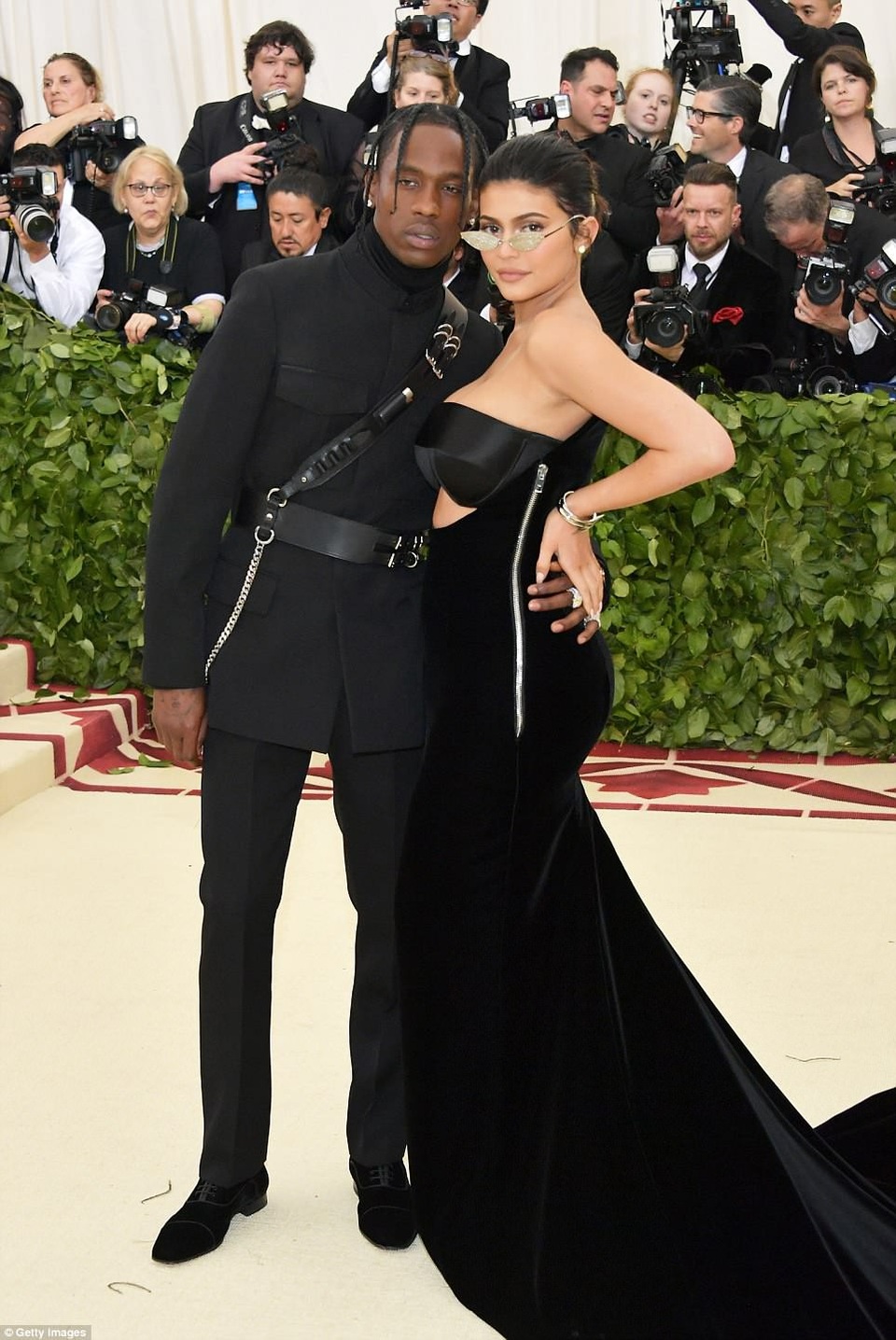 Dàn sao lộng lẫy váy áo dự gala thời trang MET - 7
Kylie Jenner diện váy Alexander Wang sánh đôi cùng bạn trai Travis Scott