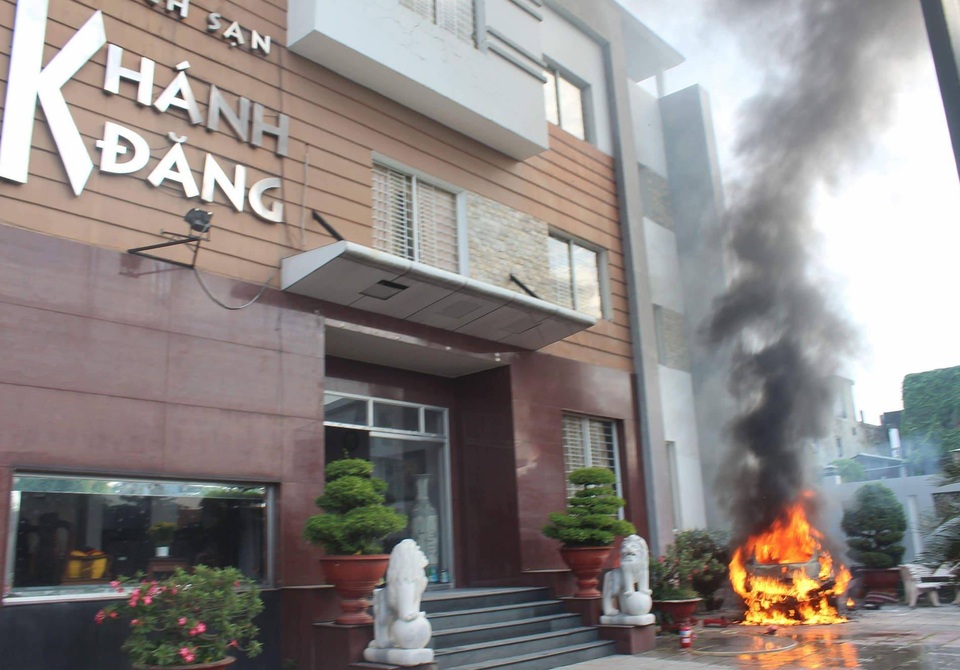 Ô tô phát nổ, bốc cháy trước khách sạn - 1 Chiếc ô tô bốc cháy khi đang đậu ở sân khách sạn