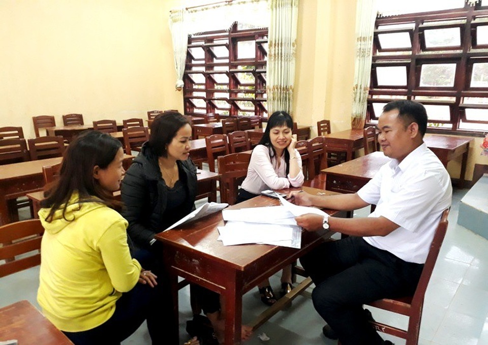 Hỗ trợ phụ đạo học sinh miền núi thi THPT Quốc gia - 1
Cán bộ, giáo viên tại buổi hỗ trợ ở Trường THPT Nguyễn Văn Trỗi, huyện Nam Giang, tỉnh Quảng Nam.