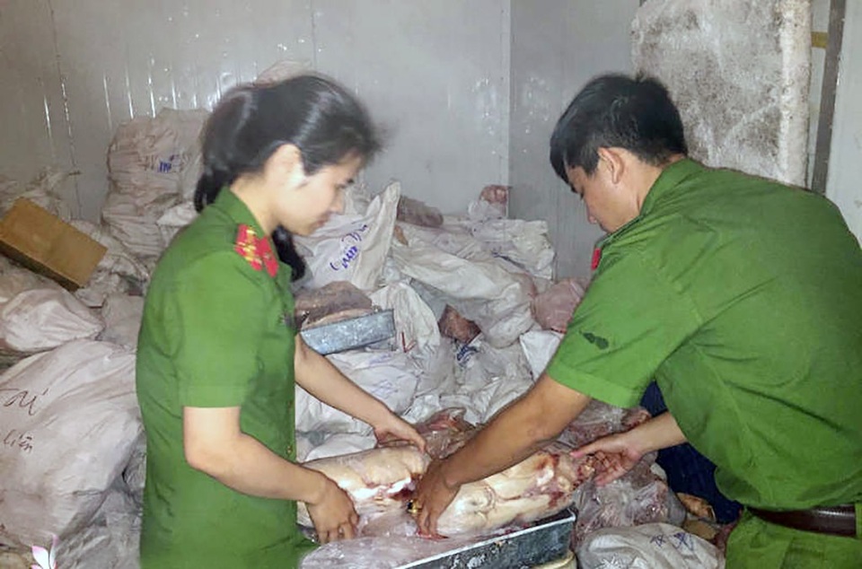 Kiểm tra kho đông lạnh phát hiện gần 5 tấn thực phẩm không giấy tờ - 1 5 tấn thực phẩm gồm thịt, nội tạng, tim lợn ... khi cơ quan chức năng kiểm tra không có giấy tờ hợp pháp.