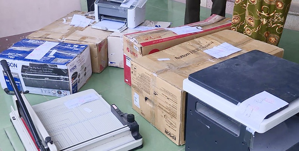 Triệt phá đường dây làm bằng giả, thu gần 300 con dấu giả - 2 Toàn bộ tài liệu liên quan đến làm bằng giả, con dấu giả ...