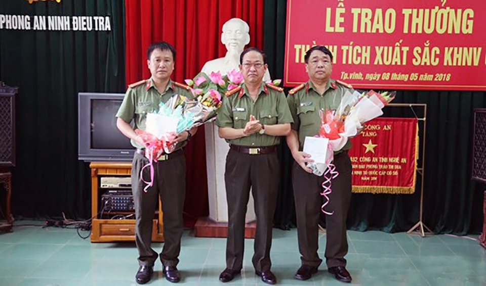 Triệt phá đường dây làm bằng giả, thu gần 300 con dấu giả - 5 Ngày 8/5, Đại tá Nguyễn Tiến Dần - Phó Giám đốc Công an tỉnh Nghệ An đã đến tặng hoa, chúc mừng. Đồng thời chỉ đạo Phòng An ninh điều tra củng cố tài liệu chứng cứ, điều tra mở rộng để xử lý nghiêm các đối tượng trước pháp luật.