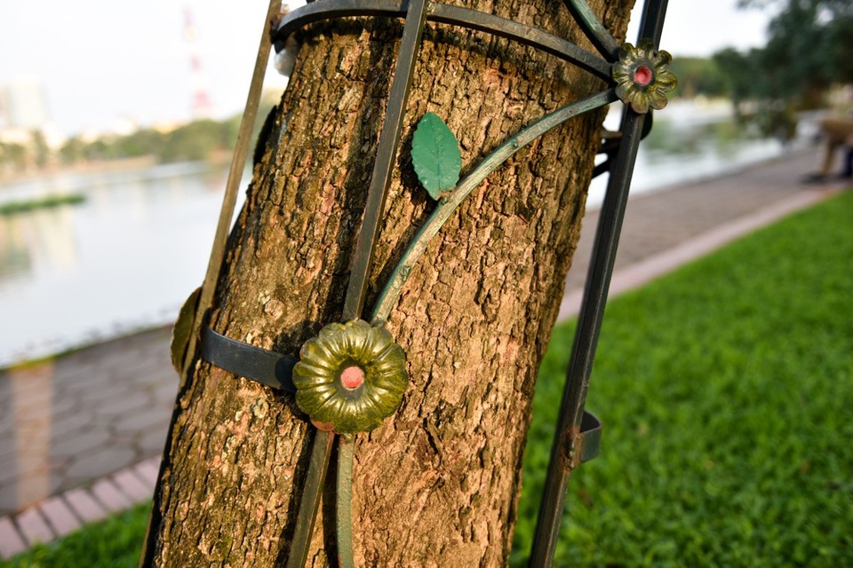 
Khung thép có hoạ tiết trang trí để giảm thiểu sự mất mỹ quan.
