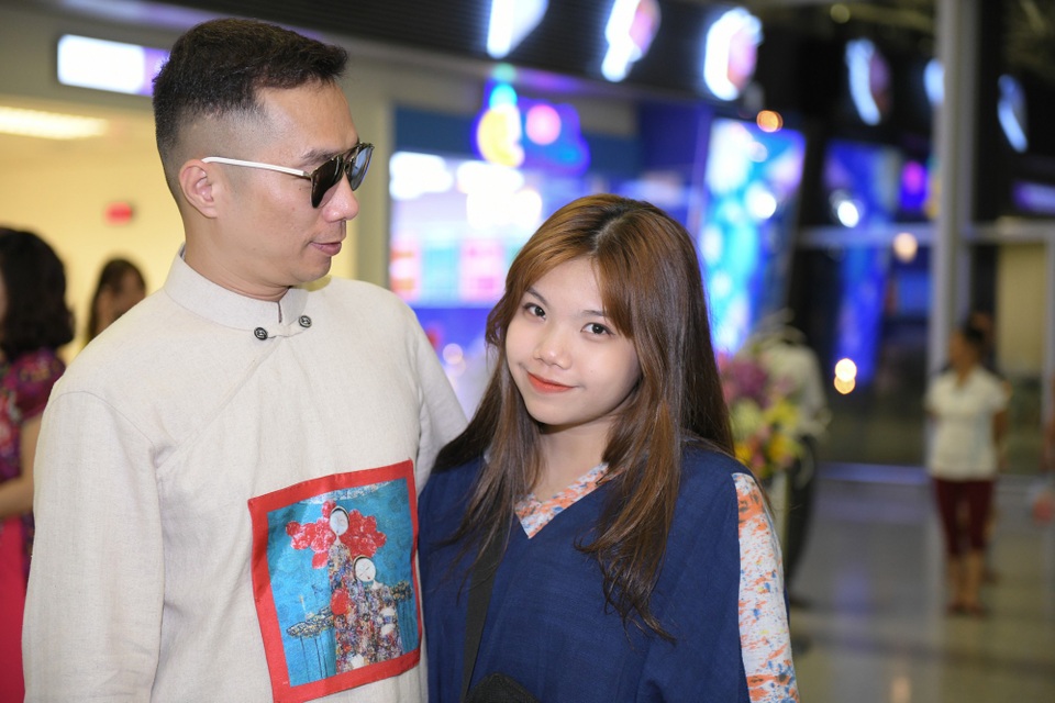 NTK Đỗ Trịnh Hoài Nam thiết kế đầm dạ hội cho các minh tinh tại Cannes - 3 Ca sĩ Bảo Ngọc mặc dù đang chuẩn bị cho show diễn mới nhưng cũng có mặt để chúc mừng NTK Đỗ Trịnh Hoài Nam.