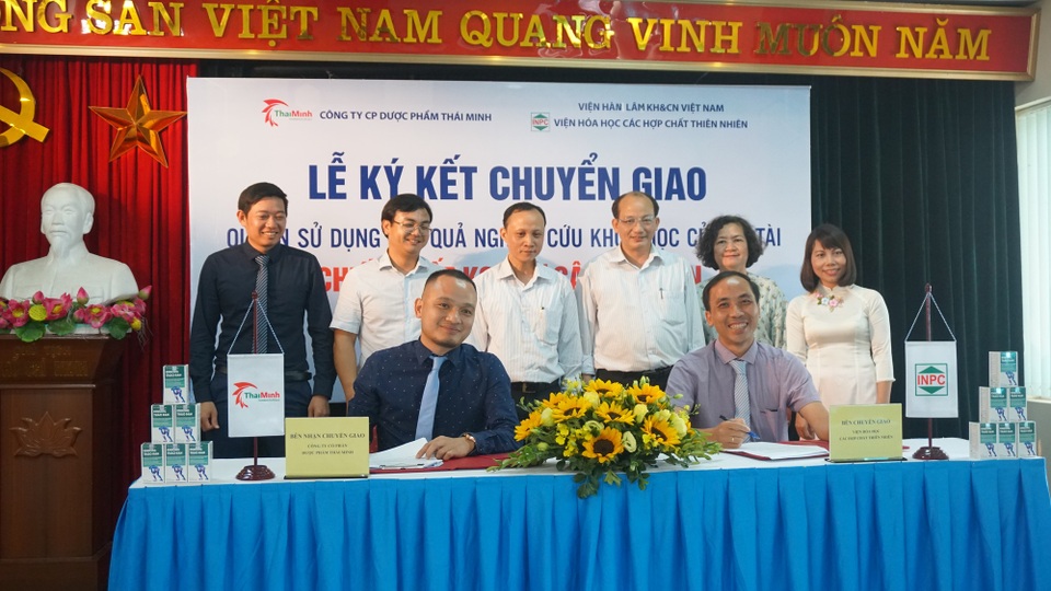 Chuyển giao ứng dụng kết quả nghiên cứu khoa học sản xuất sản phẩm hỗ trợ điều trị các bệnh lý về xương khớp - 2 TS Lê Tất Thành (bên phải) và ông Nguyễn Quang Thái (bên trái) ký kết chuyển giao quyền sử dụng kết quả nghiên cứu khoa học của đề tài Chiết xuất KG1 từ cây Địa liền.