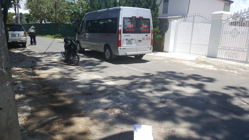 Nát bàn tay vì nhặt được vật giống lựu đạn - 1 Hiện trường nơi vật giống lựu đạn phát nổ