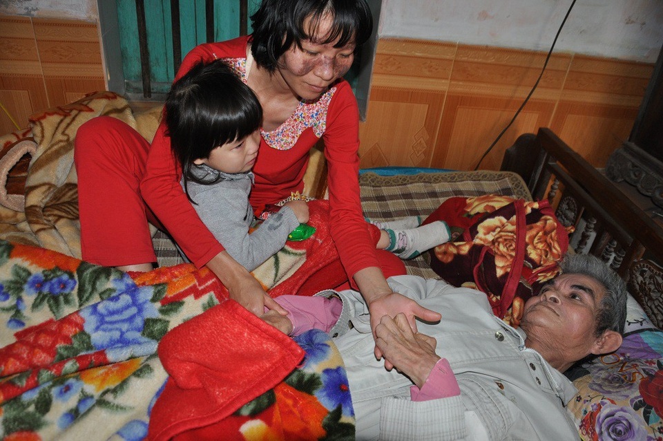 Con ung thư dạ dày chăm bố liệt trong nghẹn ngào nỗi đau - 6 Chị ước mình được sống tiếp để chăm sóc bố và con gái nhỏ.