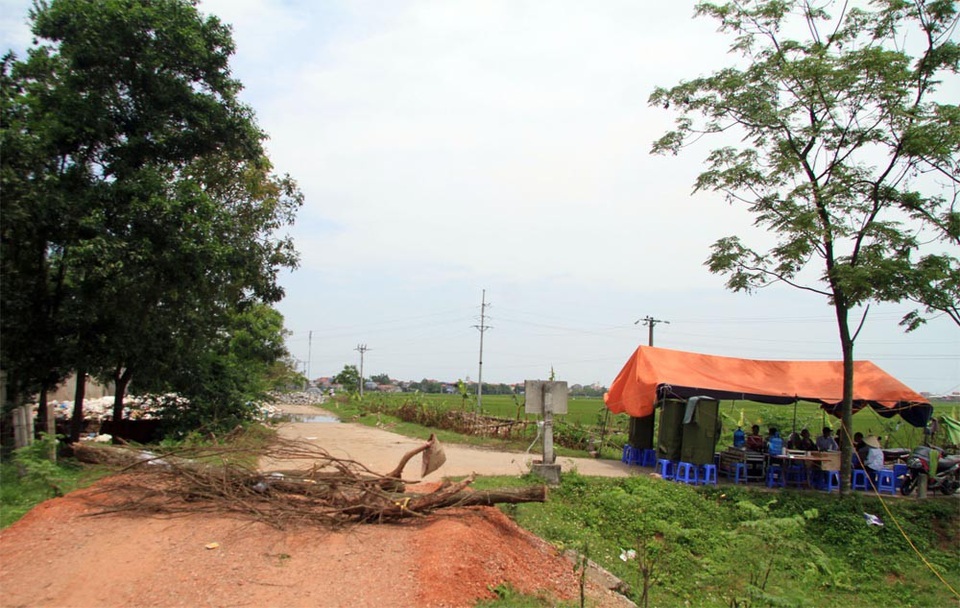 Hà Nội: Người dân dựng lều, đổ đá ra đường chặn xe ô tô chở rác - 2 Hà Nội: Người dân dựng lều, đổ đá ra đường chặn xe ô tô chở rác - 2