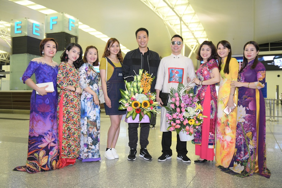 NTK Đỗ Trịnh Hoài Nam thiết kế đầm dạ hội cho các minh tinh tại Cannes - 2
NTK Đỗ Trịnh Hoài Nam cùng ê-kip Vẻ đẹp Việt Nam đã xuất phát từ sân bay Nội Bài để di chuyển tới Cannes quảng bá áo dài và thời trang Việt trong khuôn khổ LHP Cannes lần thứ 71.