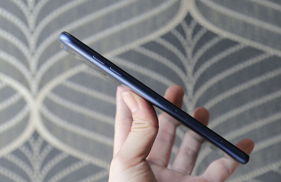 Hiện giá bán vẫn chưa được hãng tiết lộ. Trong một công bố trước đó, trong tháng 5, năm 2018, máy sẽ được giới thiệu trước tại một số nước trong khu vực Châu Âu, Châu Á - trong đó có Việt Nam, Mỹ La Tinh.