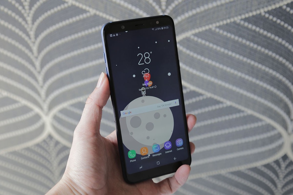 Mặt trước máy trang bị một màn hình kích thước lớn 6 inch, độ phân giải Full HD+ theo công nghệ Super AMOLED. Màn hình này dùng tỉ lệ 18,5:9, giúp kích thước máy được thu gọn lại, tựa như các mẫu máy 5,5 inch.