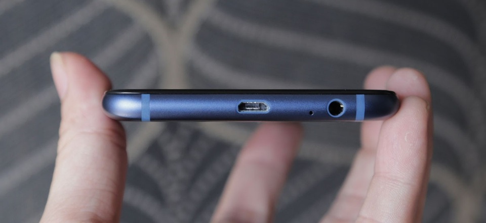 Về cấu hình, máy trang bị vi xử lý Octa Core tốc độ 1.8 GHz, RAM 3 GB và bộ nhớ trong 64 GB.