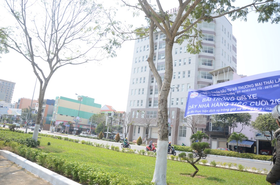 Thu phí giữ xe ở Đà Nẵng: Thầu bãi xin rút lui - 1 Nhà thầu dịch vụ trông giữ xe ở khu vực dãy nhà hàng tiệc cưới trên đường 2 Tháng 9 (Đà Nẵng) xin dừng thuê và khai thác bãi đỗ xe tập trung này