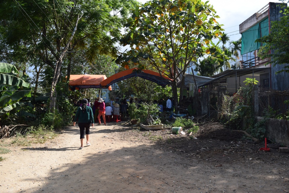 Điều tra làm rõ một phụ nữ tử vong có nhiều nghi vấn - 1 Trong quá trình tổ chức tang lễ, các con bà Y. thấy có nhiều vết thương bất thường trên cơ thể mẹ nên trình báo Công an làm rõ