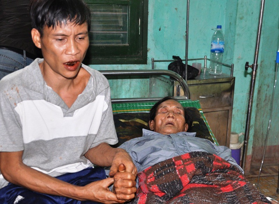 Nỗi buồn mất cha của "người rừng" Hồ Văn Lang - 2 Anh Hồ Văn Lang bên cạnh cha vào thời điểm cuối năm 2013