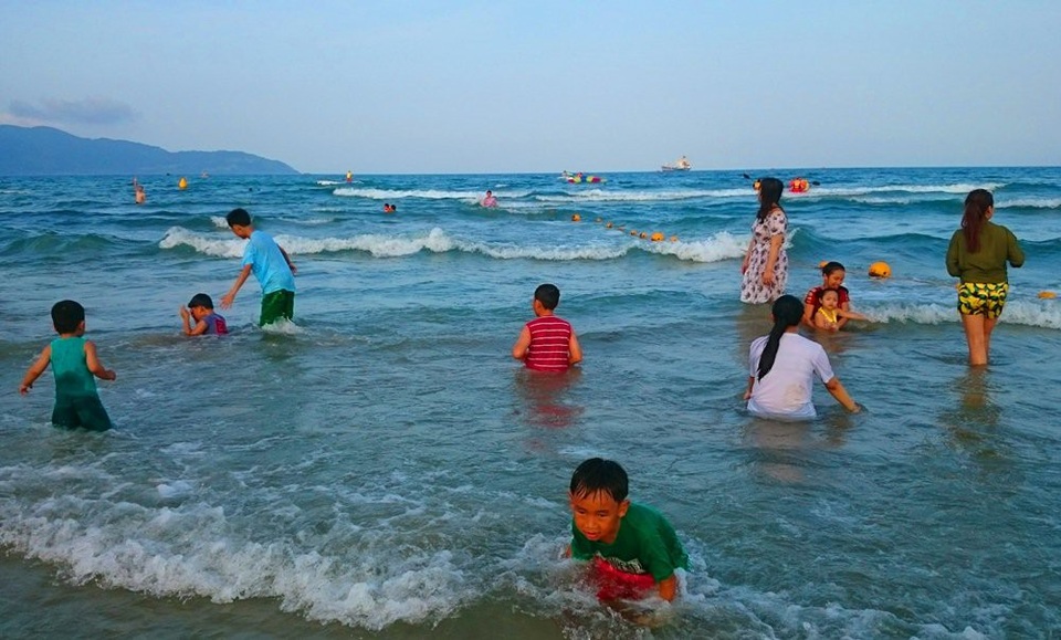 Các bãi biển luôn đông người, nhất là vào sáng sớm và chiều tối