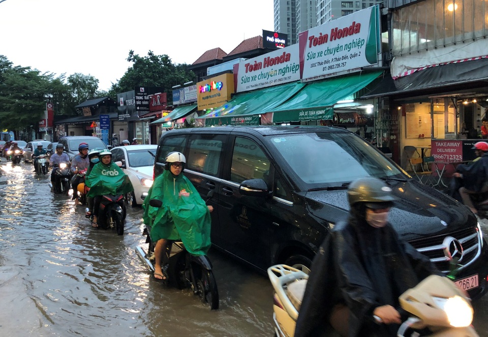 Xe hơi xếp hàng dài vào “khu nhà giàu” vì mưa ngập, kẹt xe - 5
Thảm cảnh ngập nước, kẹt xe trên đường vào khu nhà giàu ở phường Thảo Điền, quận 2.