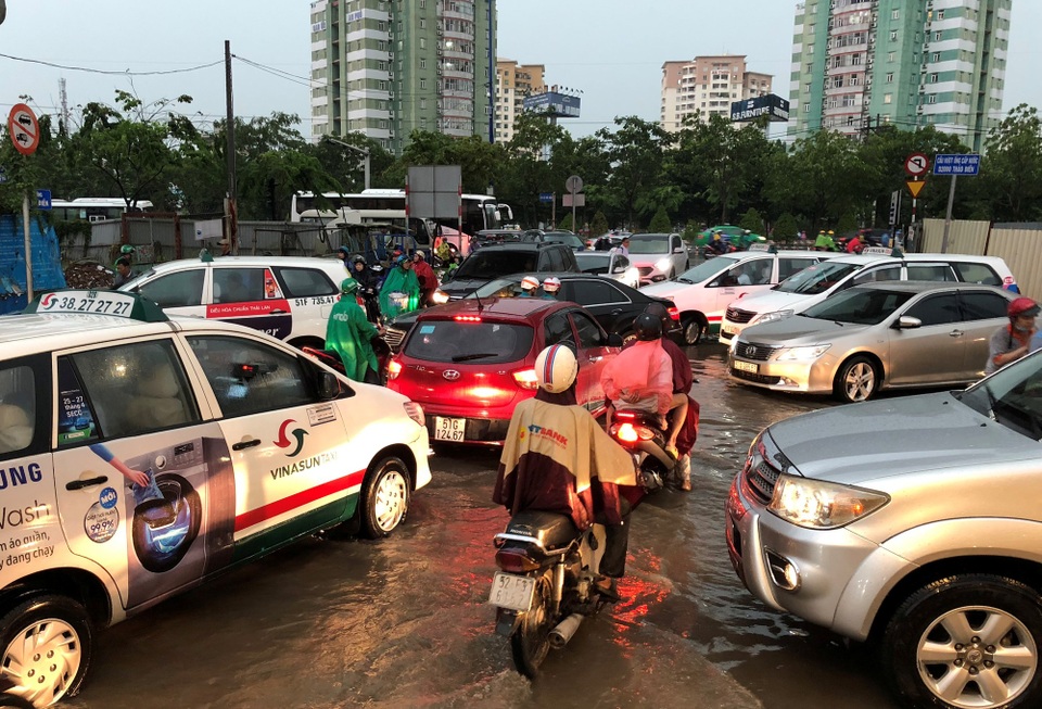 Xe hơi xếp hàng dài vào “khu nhà giàu” vì mưa ngập, kẹt xe - 2
Hàng trăm ôtô, xe máy chen nhau qua vùng ngập nước để ra vào khu nhà giàu Thảo Điền, quận 2.
