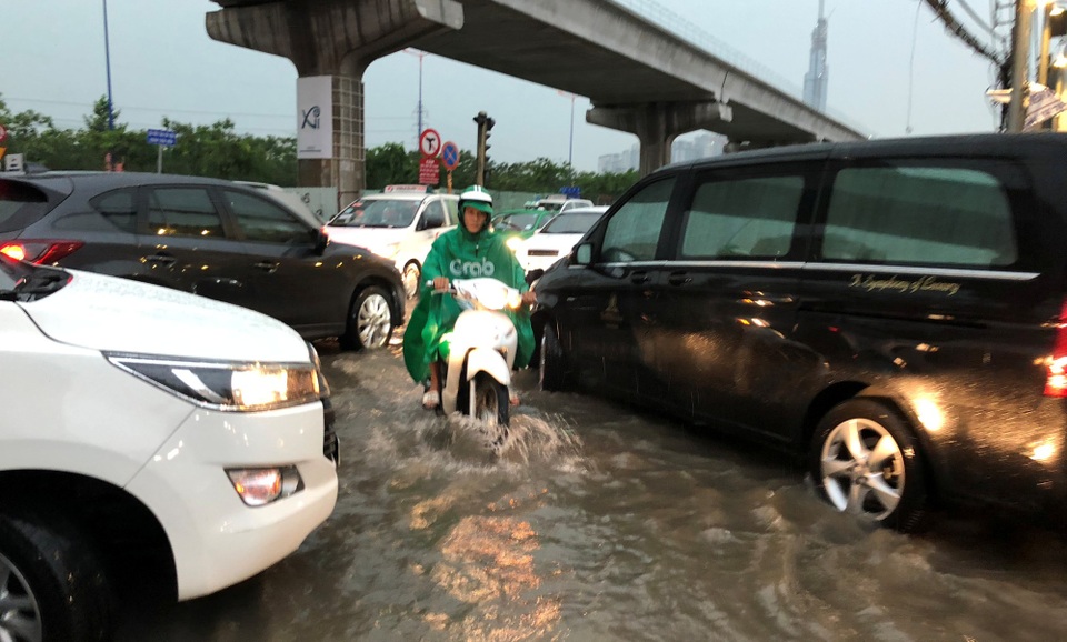 Xe hơi xếp hàng dài vào “khu nhà giàu” vì mưa ngập, kẹt xe - 4 Xe hơi xếp hàng dài vào “khu nhà giàu” vì mưa ngập, kẹt xe - 4