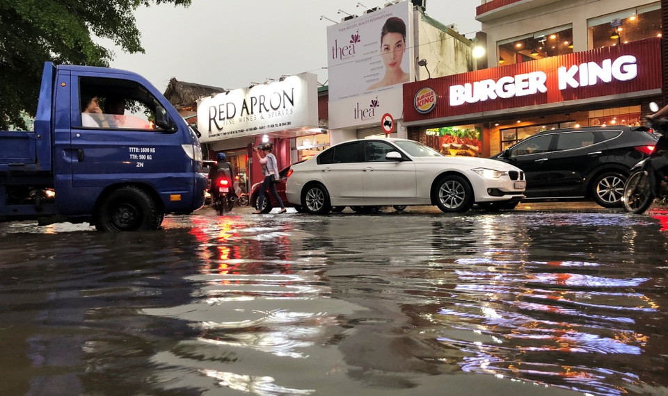 Xe hơi xếp hàng dài vào “khu nhà giàu” vì mưa ngập, kẹt xe - 1
Thảm cảnh ngập nặng trên đường Thảo Điền trong cơn mưa lớn chiều 8/5.