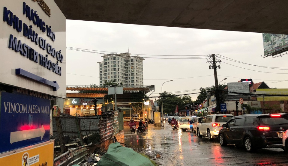 Xe hơi xếp hàng dài vào “khu nhà giàu” vì mưa ngập, kẹt xe - 3
Đường Thảo Điền là tuyến đường dẫn vào khu phố nhà giàu ở Sài Gòn (khu Thảo Điền), nơi tập trung nhiều biệt thự, căn hộ cao cấp, trường quốc tế với rất đông đại gia, người có địa vị trong xã hội và người nước ngoài sinh sống.