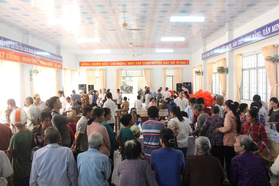 Cầu Vĩnh Lạc - Kết nối yêu thương - 10 Các hộ gia đình khó khăn tại xã Cẩm Sơn, huyện Mỏ Cày Nam, tỉnh Bến Tre đến khám bệnh và nhận quà từ thiện.