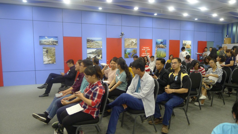 
Đông đảo các bạn trẻ tham gia buổi trao đổi về mối nguy hiểm của rác thải nhựa đối với môi trường (Ảnh: Minh Phương)
