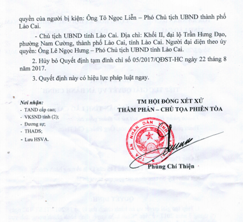 Bị người dân đồng loạt khởi kiện, Chủ tịch tỉnh Lào Cai lại chuẩn bị hầu tòa! - 2
TAND tỉnh Lào Cai vừa ra 3 quyết định tiếp tục giải quyết vụ án hành chính khi người dân khởi kiện Chủ tịch UBND tỉnh Lào Cai, Chủ tịch UBND TP Lào Cai và UBND TP Lào Cai ra tòa.