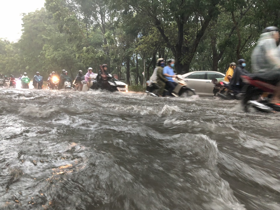 Nước chảy cuồn cuộn trước cửa ngõ sân bay Tân Sơn Nhất - 10
Cảnh ngập nước ở cửa ngõ sân bay Tân Sơn Nhất sau cơn mưa lớn.