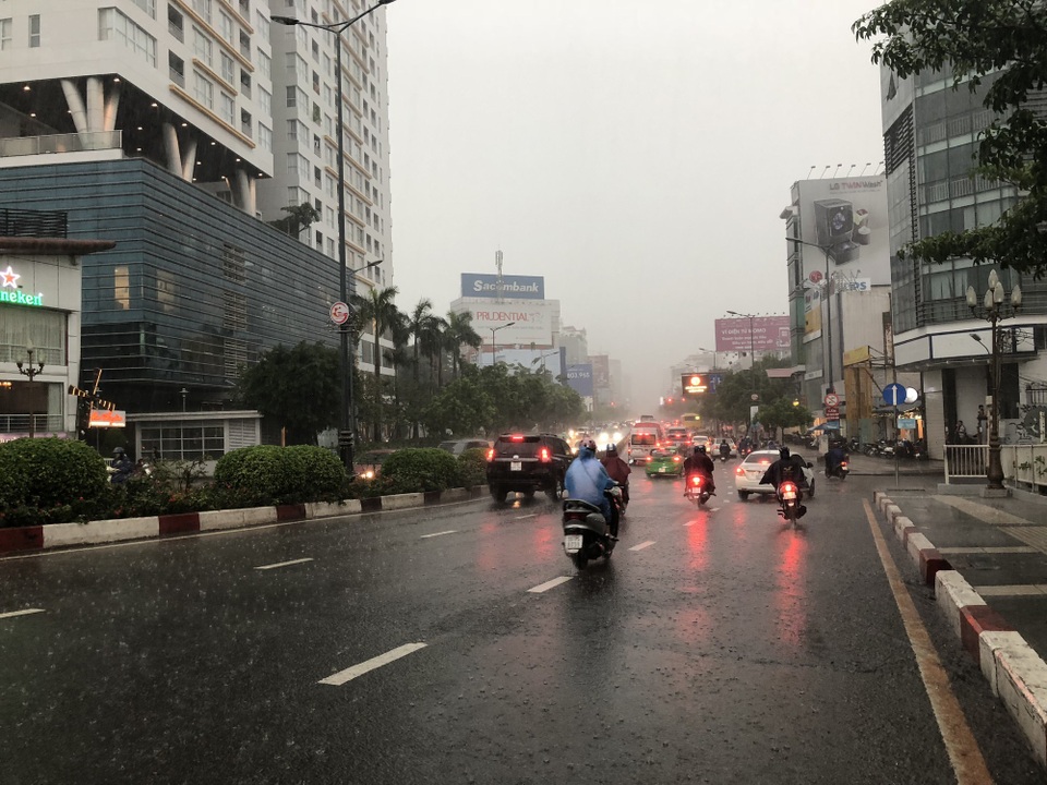 Nước chảy cuồn cuộn trước cửa ngõ sân bay Tân Sơn Nhất - 1
Trời Sài Gòn tối sầm lúc 15h30 chiều 8/5