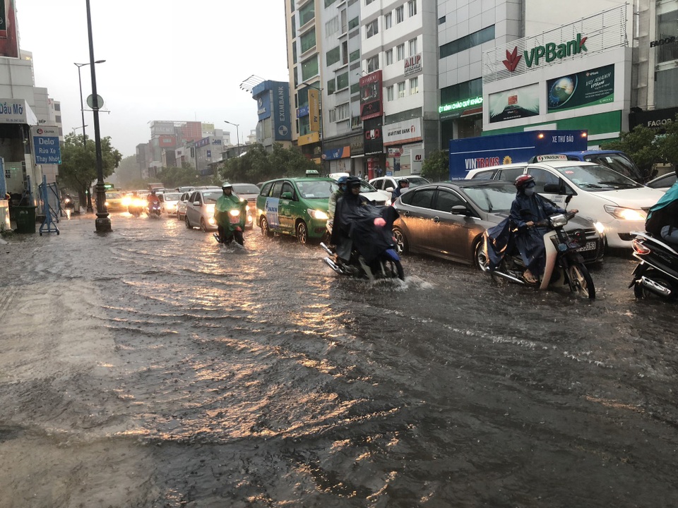 Nước chảy cuồn cuộn trước cửa ngõ sân bay Tân Sơn Nhất - 4 Nước chảy cuồn cuộn trước cửa ngõ sân bay Tân Sơn Nhất - 4